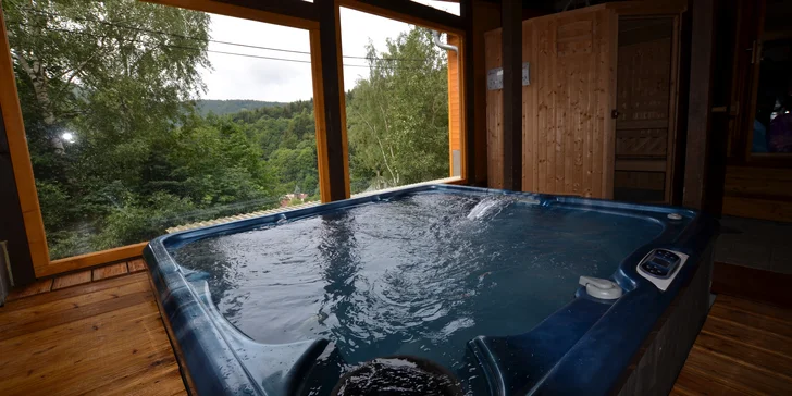 Moderní chata se saunou a vířivkou v Krušných horách pro partu nebo rodinu