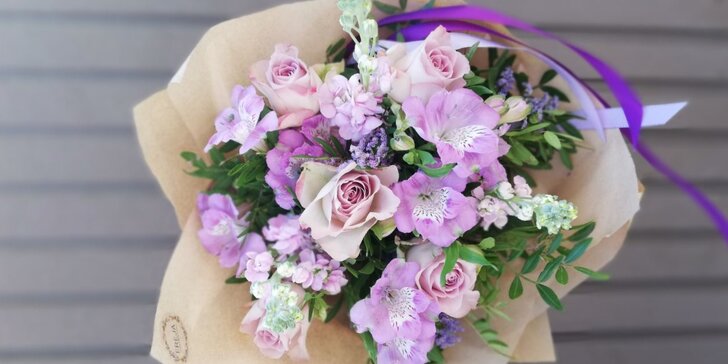 Vázané kytice ve fialové a meruňkové barvě s karafiáty, levandulí i růžemi