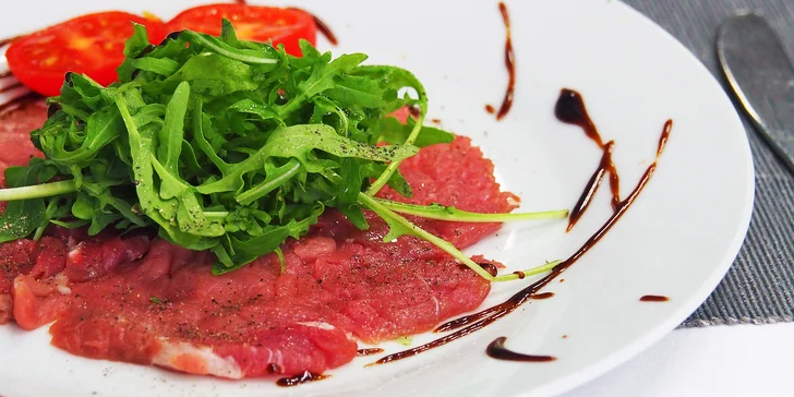 Slavnostní 8chodové degustační menu pro 2: losos gravlax, kančí svíčková Wellington a další pochoutky