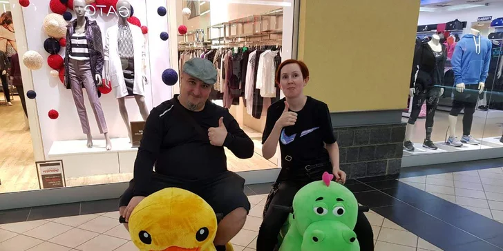 Jízda na obrovských plyšácích: netradiční zábava pro děti i dospělé v obchodním centru