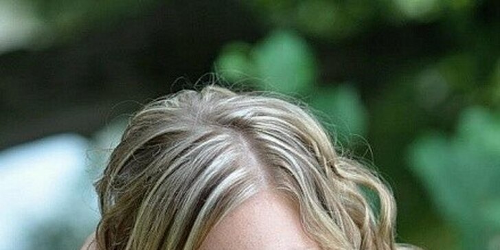 Zářivý blond melír na všechny délky vlasů