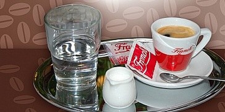 Lahodná káva a medovník pro dvě osoby v příjemné kavárně v Hodoníně.