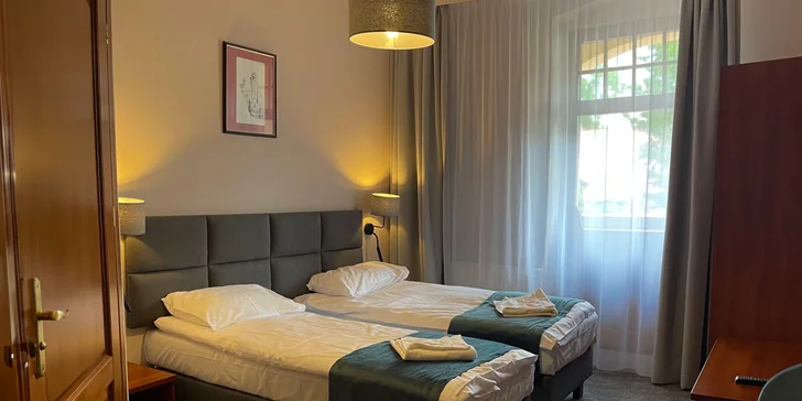 Personál hotelu vám nachystá příjemný dvoulůžkový pokoj, ve kterém nechybí koupelna se sprchou a toaletou, televize a Wi‑Fi připojení. 