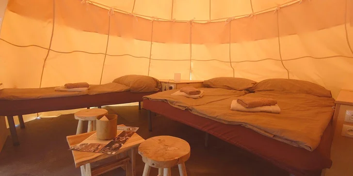 Vo dedinke je k dispozícii 13 plne vybavených teepee.