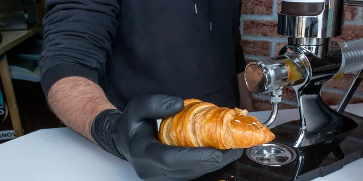 Čerstvo pripravená káva v kombinácii s nadýchaným croissantom je ideálny štart dňa.