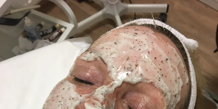 Důkladné ošetření problematické pleti luxusní kosmetikou Oligodermie i světelná terapie