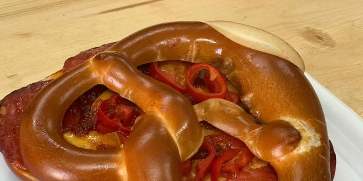 Svačina v centru města: Plněný preclík podle výběru a espresso nebo ledová káva pro 1 či 2 osoby
