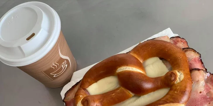 Svačina v centru města: Plněný preclík podle výběru a espresso nebo ledová káva pro 1 či 2 osoby