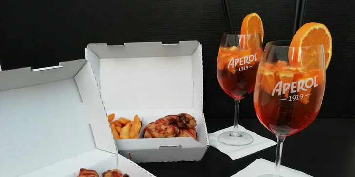 Pohodové posezení: opečená křidélka, hranolky i pivo nebo aperol