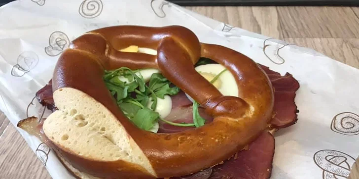 Svačina v centru města: Plněný preclík podle výběru a espresso nebo ledová káva pro 1 či 2 osoby