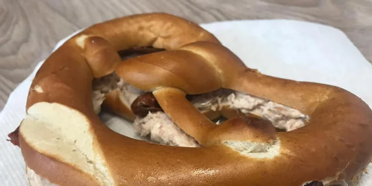 Svačina v centru města: Plněný preclík podle výběru a espresso nebo ledová káva pro 1 či 2 osoby