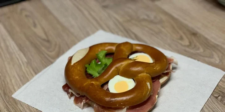 Svačina v centru města: Plněný preclík podle výběru a espresso nebo ledová káva pro 1 či 2 osoby