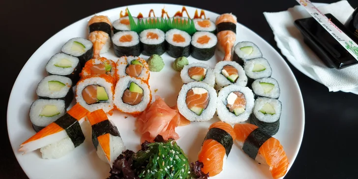 Pochutnejte si na výborných sushi setech: 28 nebo 54 prima kousků i salát