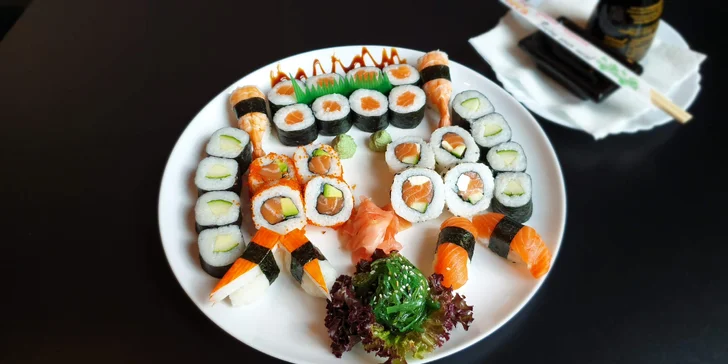 Pochutnejte si na výborných sushi setech: 28 nebo 54 prima kousků i salát