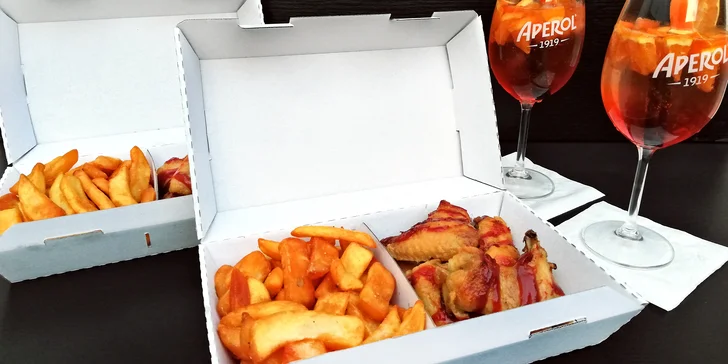Pohodové posezení: opečená křidélka, hranolky i pivo nebo aperol