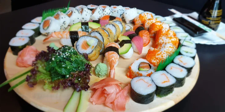 Pochutnejte si na výborných sushi setech: 28 nebo 54 prima kousků i salát