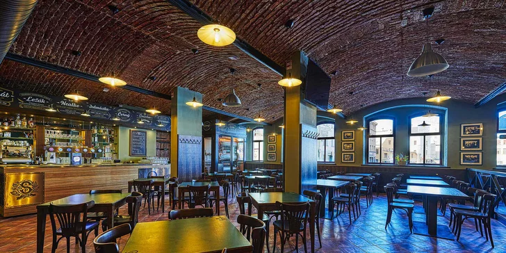 Hovězí Coyote Burger s hranolky a bylinkovo-česnekovým dipem