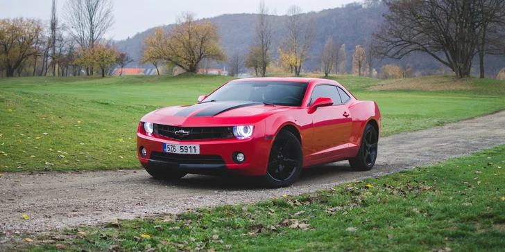 Červený Chevrolet Camaro na 12 hodin, den nebo víkend s neomezenými km