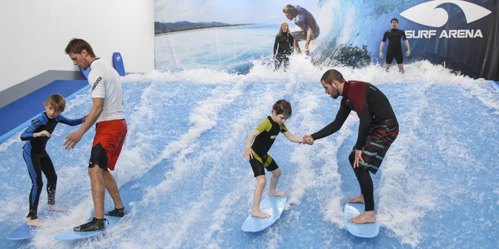 Pod dohledem instruktorů se naučí základy surfingu.