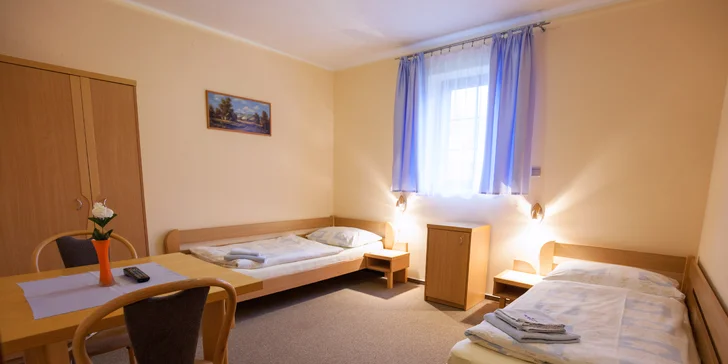 Interiér dvojlôžkovej izby je zariadený v modernom  štýle. 