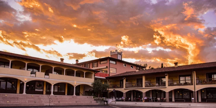 Hotel Donna Silvia**** sa nachádza len 350 m od slávnej pláže La Romantica.