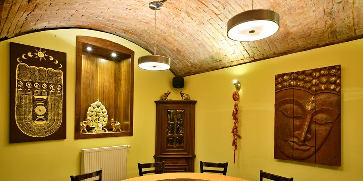 Thajská hostina v restauraci Mesy: kuřecí kari, smažené nudle a další dobroty