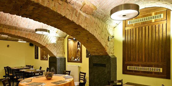Thajská hostina v restauraci Mesy: kuřecí kari, smažené nudle a další dobroty