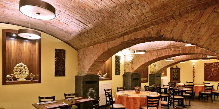 Thajská hostina v restauraci Mesy: kuřecí kari, smažené nudle a další dobroty
