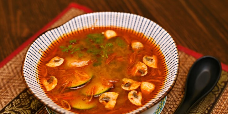 Thajská hostina v restauraci Mesy: kuřecí kari, smažené nudle a další dobroty