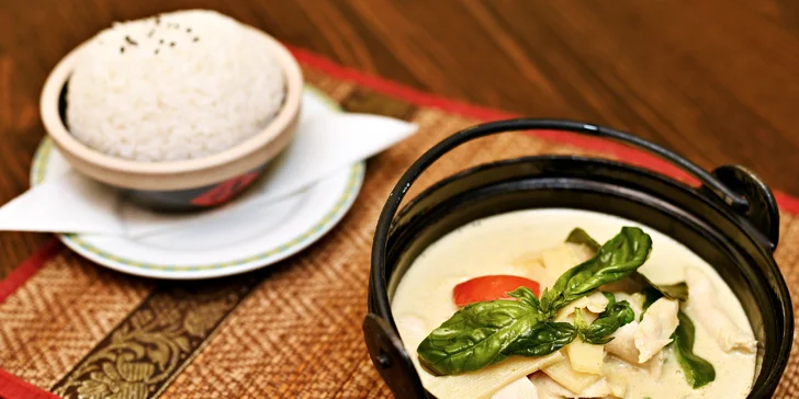 Thajská hostina v restauraci Mesy: kuřecí kari, smažené nudle a další dobroty