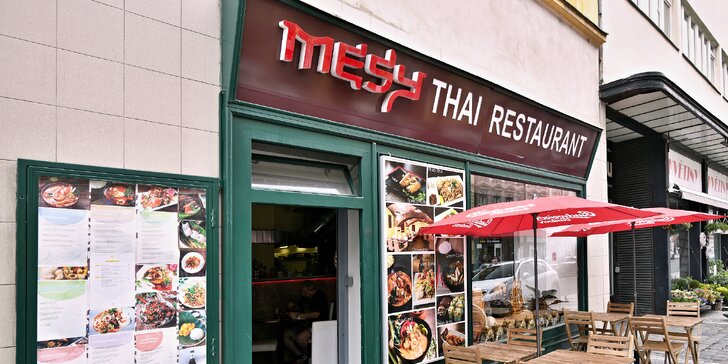 Thajská hostina v restauraci Mesy: kuřecí kari, smažené nudle a další dobroty
