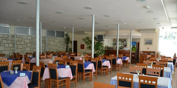 Snídaně jsou bufetové, večeře servírované. 