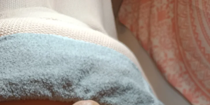 V rámci kosmetického ošetření vás čeká čištění pleti, peeling, maska i masáž.