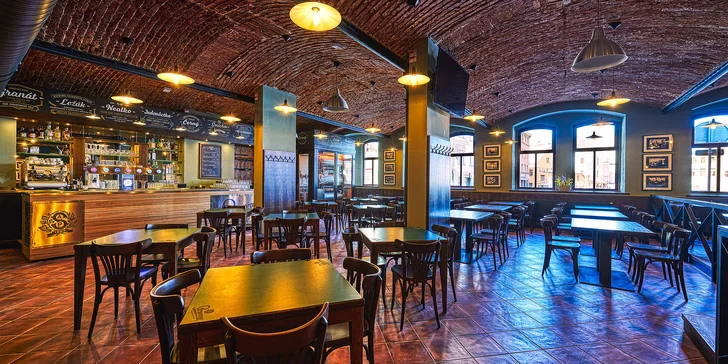 Hovězí Coyote Burger s hranolky a bylinkovo-česnekovým dipem