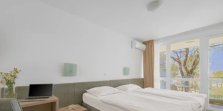 Otevřete dveře na balkon a nalaďte se na dovolenkovou vlnu.