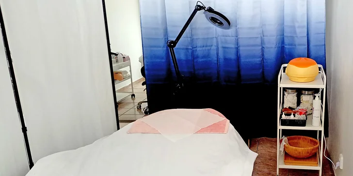 V nabídce najdete i celkové ošetření pleti, kdy si na kosmetickém lehátku užijete celých 120 minut.