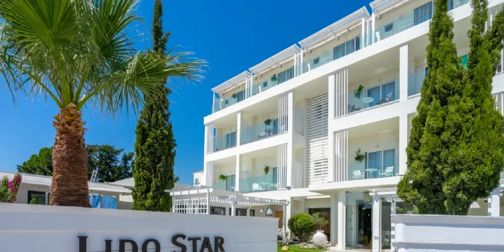 Hotel se nachází přímo u písečné pláže v klidné části letoviska Faliraki.