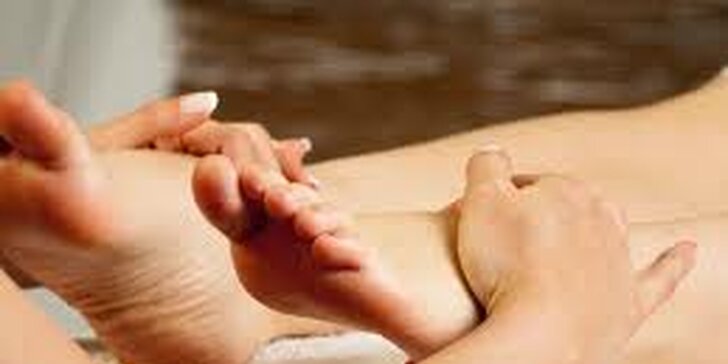 Relaxační uvolňující masáž nohou teplým olejem