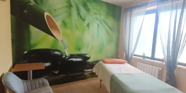 Součástí wellness pobytu je také masáž krku a zad.