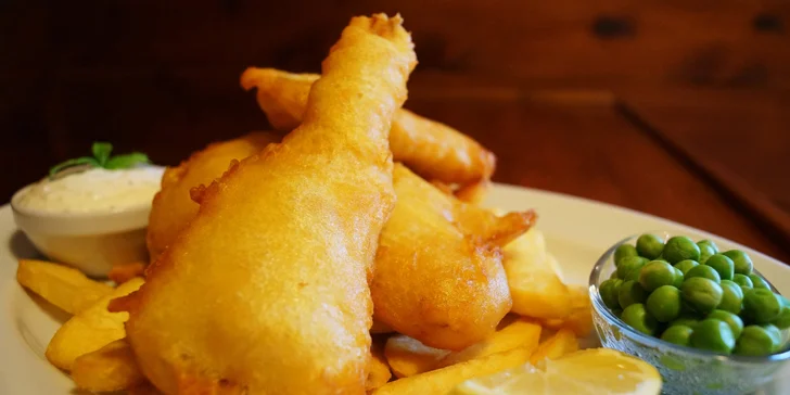 Porce tradičních fish & chips s tatarskou omáčkou a hráškem