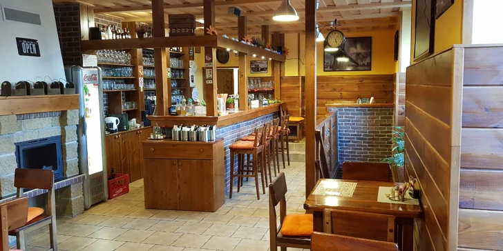 Porce tradičních fish & chips s tatarskou omáčkou a hráškem