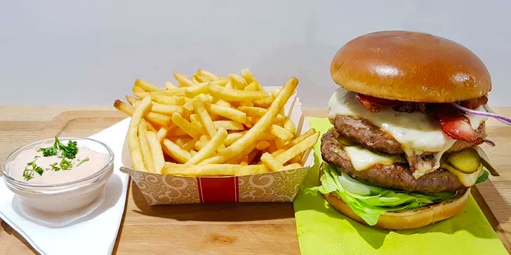Double burgery se slaninou, čedarem, červenou cibulkou, BBQ omáčkou a hranolky