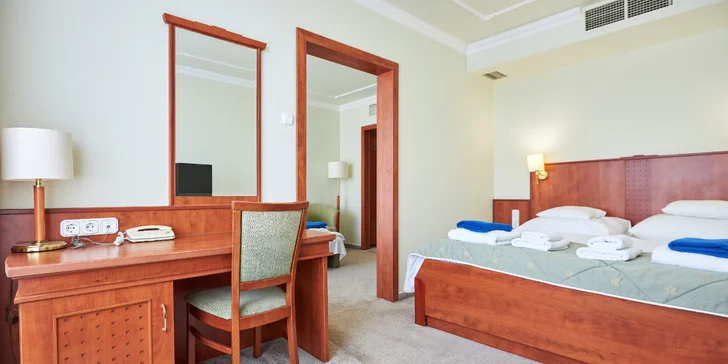 Dvojizbové Standard apartmány majú separátnu obývačku s gaučom.