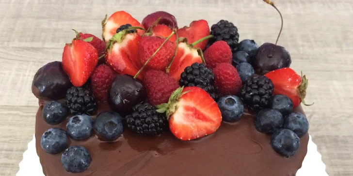 Výběr ze 4 dortů: mascarpone, ovocný, čokoládový a citronový cheesecake