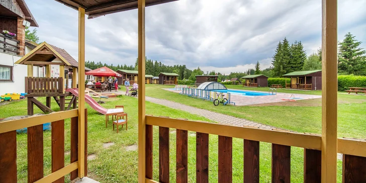 Najdete tu pohodlná lůžka (v některých chatkách jsou palandy), připojení na elektřinu, ložní prádlo, skříň a potěší vás i veranda s posezením. 