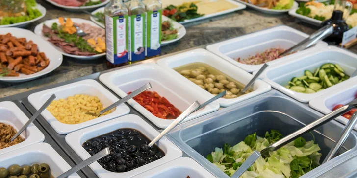 Důraz je kladen především na čerstvost surovin a pestrost nabídky, aby si na své přišli milovníci masa, ryb i vegetariánských pokrmů.