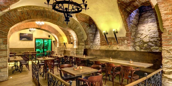 Restauraci najdete u Arbesova náměstí. 