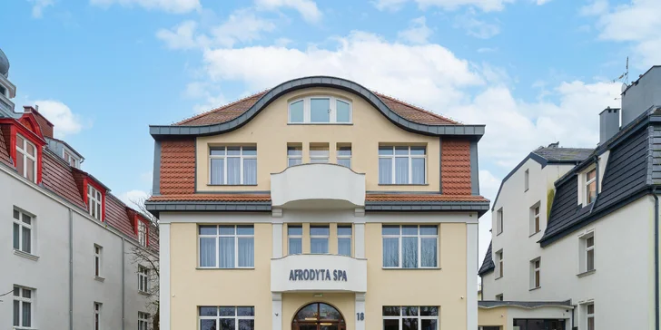 Hotel stojí v klidné lokalitě lázeňského městečka Svinoústí.