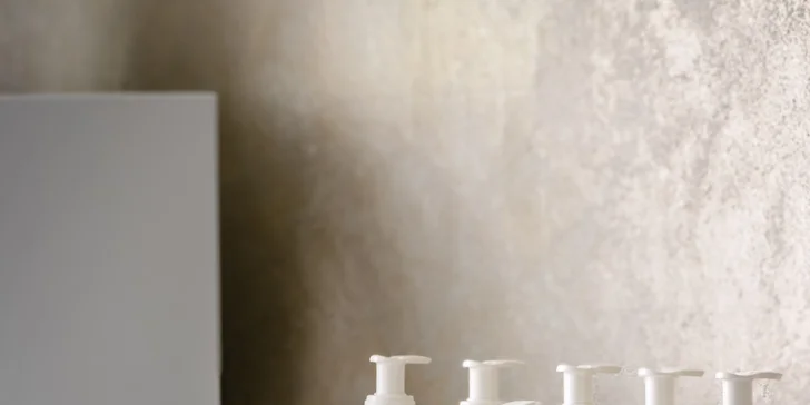 Kosmetička pracuje s produkty značky Janssen Cosmetics.