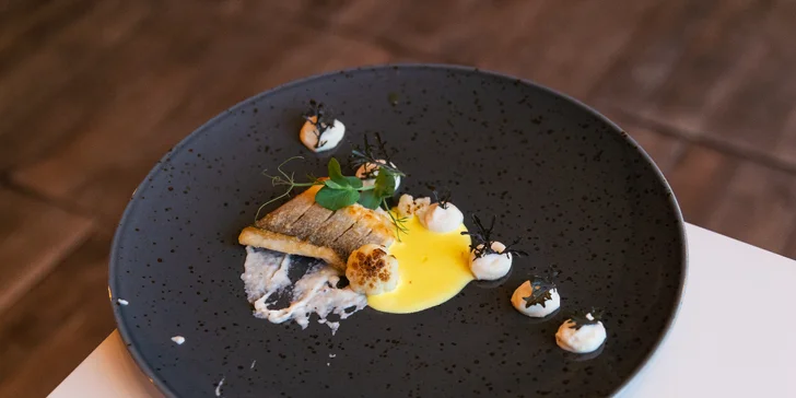 Nechybí ani ryba – opečený mořský vlk s květákovým purée, Beurre Blanc šafránovou omáčkou s bílým vínem a opečeným květákem.